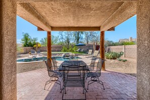 Outdoor dining - Blue Wolff Resort - 3 br/d ba private pool, spa near dining, hiking, golf! (Tucson)