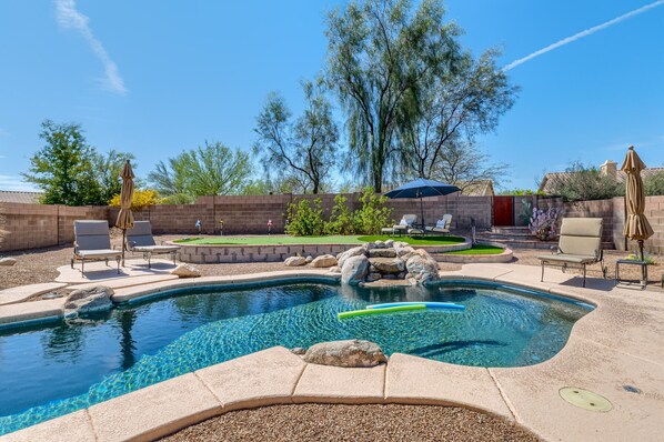 Utendørsbasseng og et oppvarmet basseng