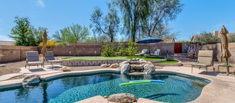 Din egen mini-resort med privat basseng og hot tub. I nærheten av golf, shopping, fotturer