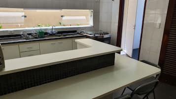 Geladeira, micro-ondas, fogão, cooktop