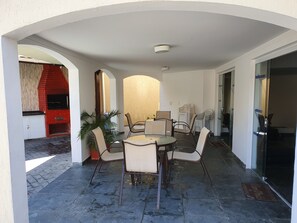 Outdoor dining - Beautiful house in Enseada with 6 suites pool, barbecue, solarium 150m from the beach (Guarujá)