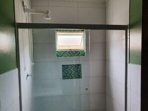 Regadera, jabón, papel de baño 