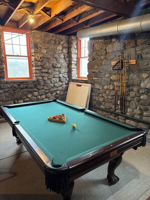 Game room - Tall pine house (Lake George)