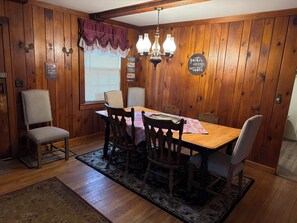 Dining - Tall pine house (Lake George)