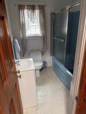 Combined shower/tub, towels - Tall pine house (Lake George)