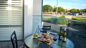 Outdoor dining - Barefoot, 7/44 Marine Drive - Fabulous Fingal Bay (Fingal Bay)