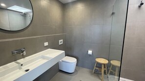 Shower - Barefoot, 7/44 Marine Drive - Fabulous Fingal Bay (Fingal Bay)