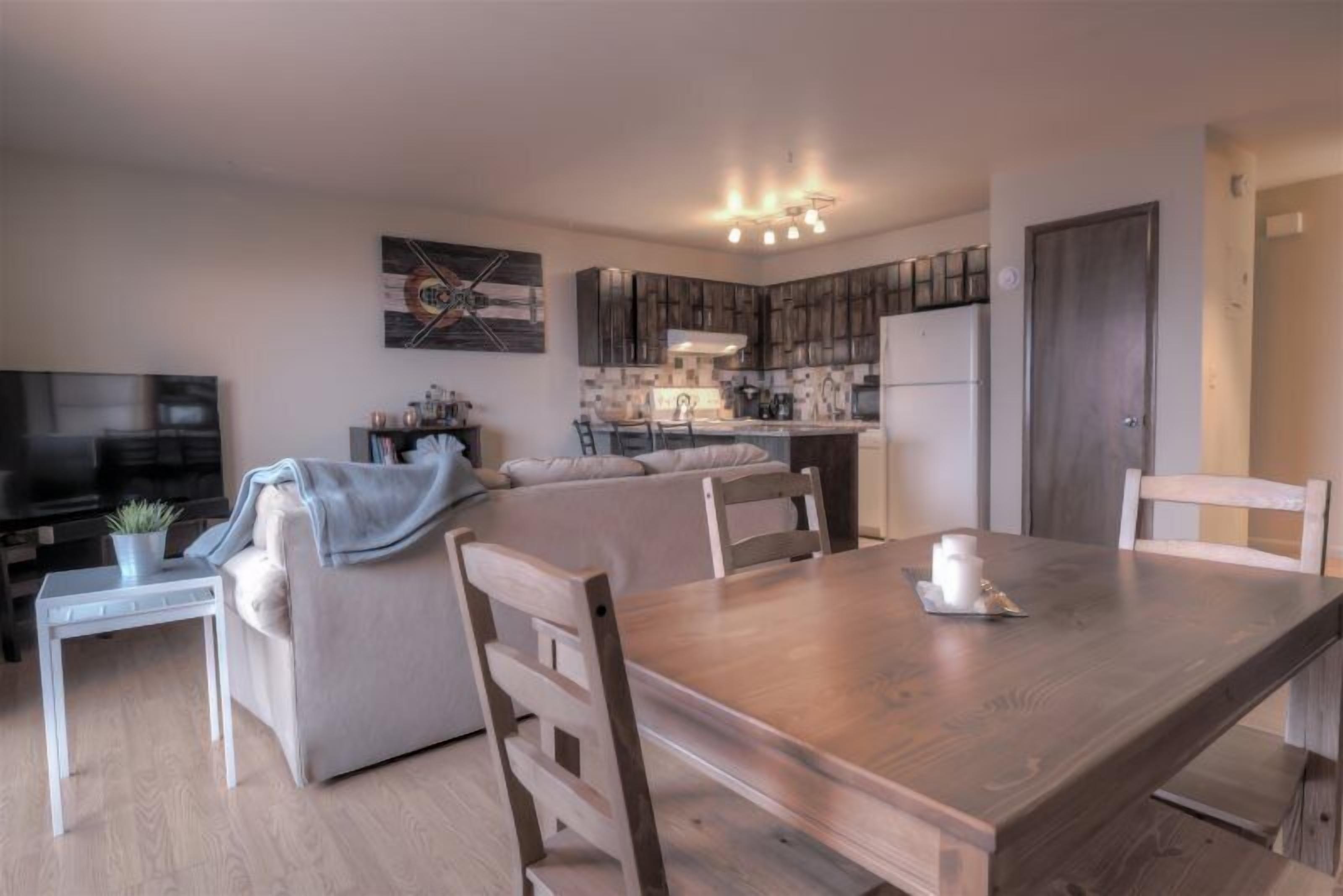 Tabla de planchar con plancha, wifi gratis y ropa de cama 