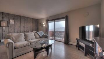 Setrika/meja setrika, Wi-Fi gratis, dan seprai linen