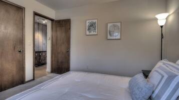 Iron/ironing board, free WiFi, bed sheets