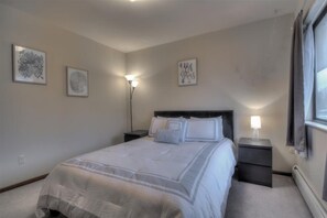 Tabla de planchar con plancha, wifi gratis y ropa de cama 