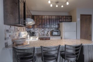 Refrigerador con freezer, microondas, horno, placa de cocina