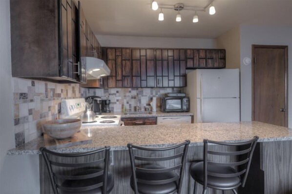 Full-sized fridge, microwave, oven, stovetop