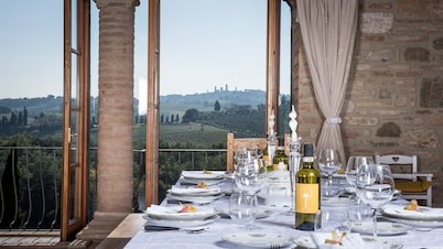 Top Location - Villa in San Gimignano, Top View, 4 DBL En-Suite, Pool, AC, WiFi