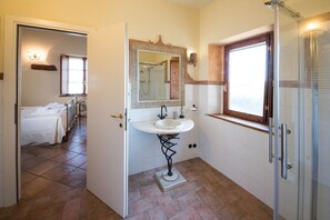 Shower, eco-friendly toiletries, hair dryer, bidet - Top Location - Villa in San Gimignano, Top View, 4 DBL En-Suite, Pool, AC, WiFi (San Gimignano)