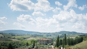 A rural landscape with rolling hills, vineyards, and a stone building surrounded by cypress trees. - Top Location - Villa in San Gimignano, Top View, 4 DBL En-Suite, Pool, AC, WiFi (San Gimignano)