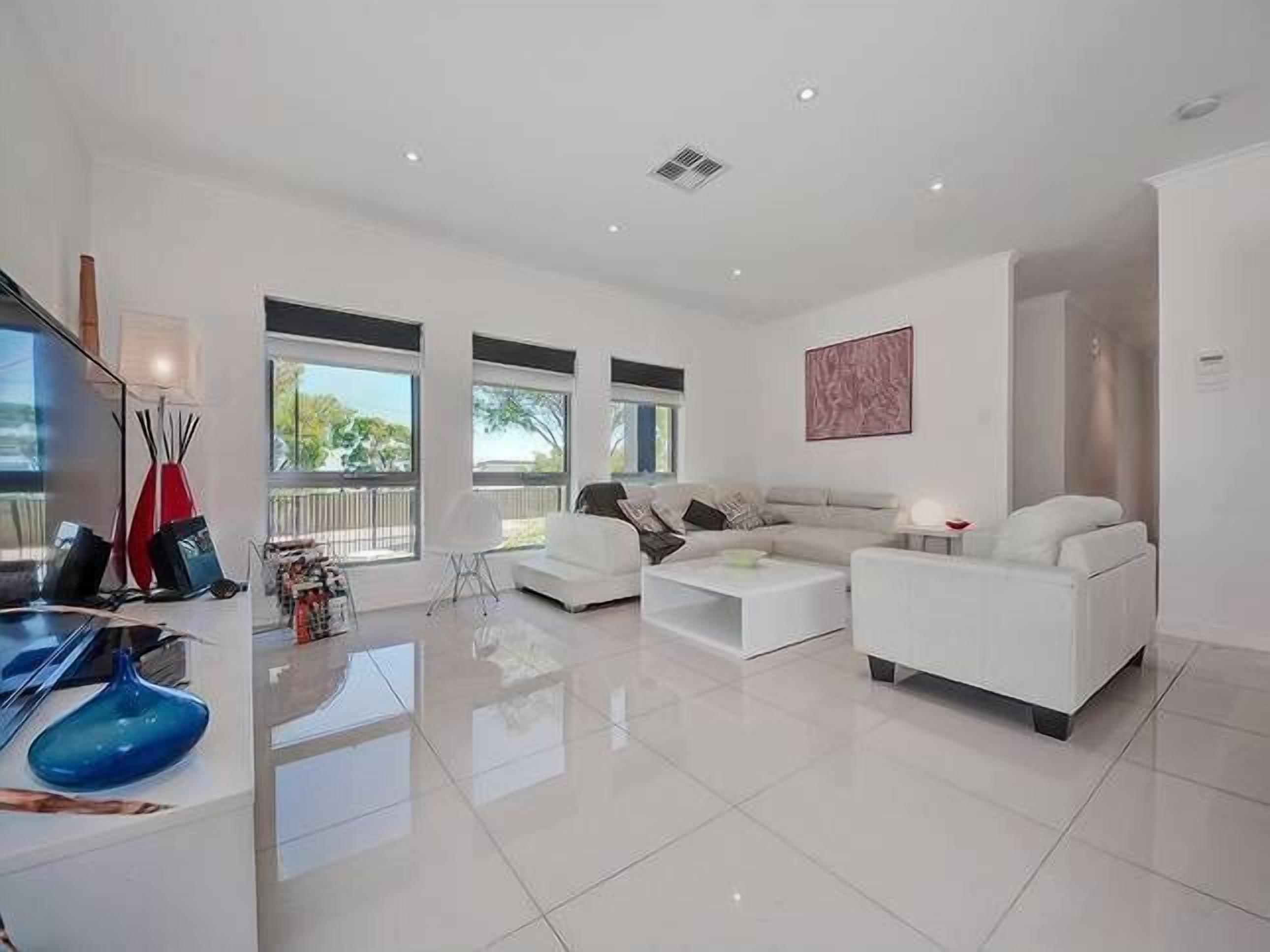Modern 3BR 2Bath • 10min CBD • Free Parking — image 4