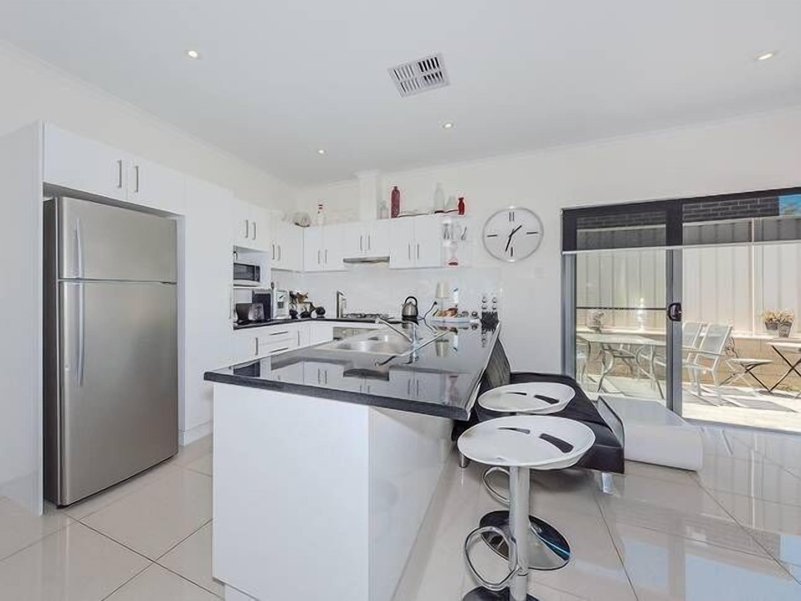 Modern 3BR 2Bath • 10min CBD • Free Parking — image 15