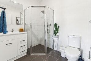 Bathtub, eco-friendly toiletries, hair dryer, towels - Modern 3BR 2Bath • 10min CBD • Free Parking (Enfield)