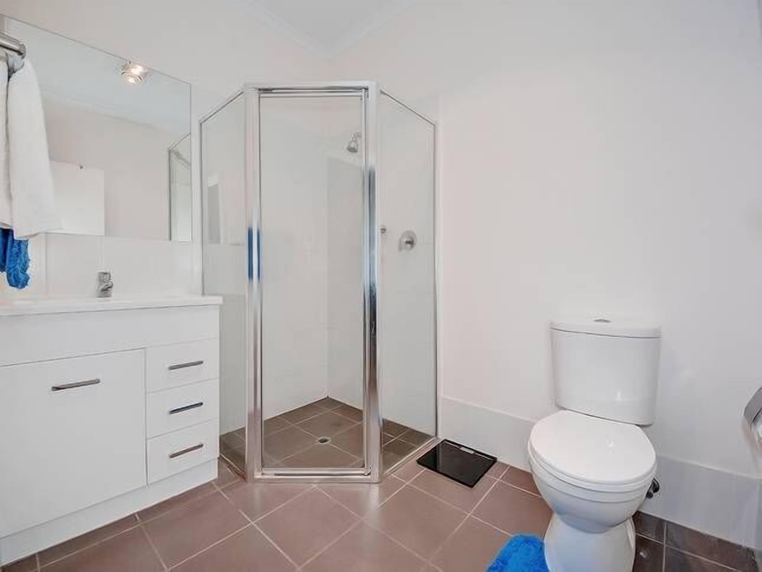 Modern 3BR 2Bath • 10min CBD • Free Parking — image 11