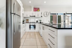 Fridge, microwave, oven, stovetop - Modern 3BR 2Bath • 10min CBD • Free Parking (Enfield)