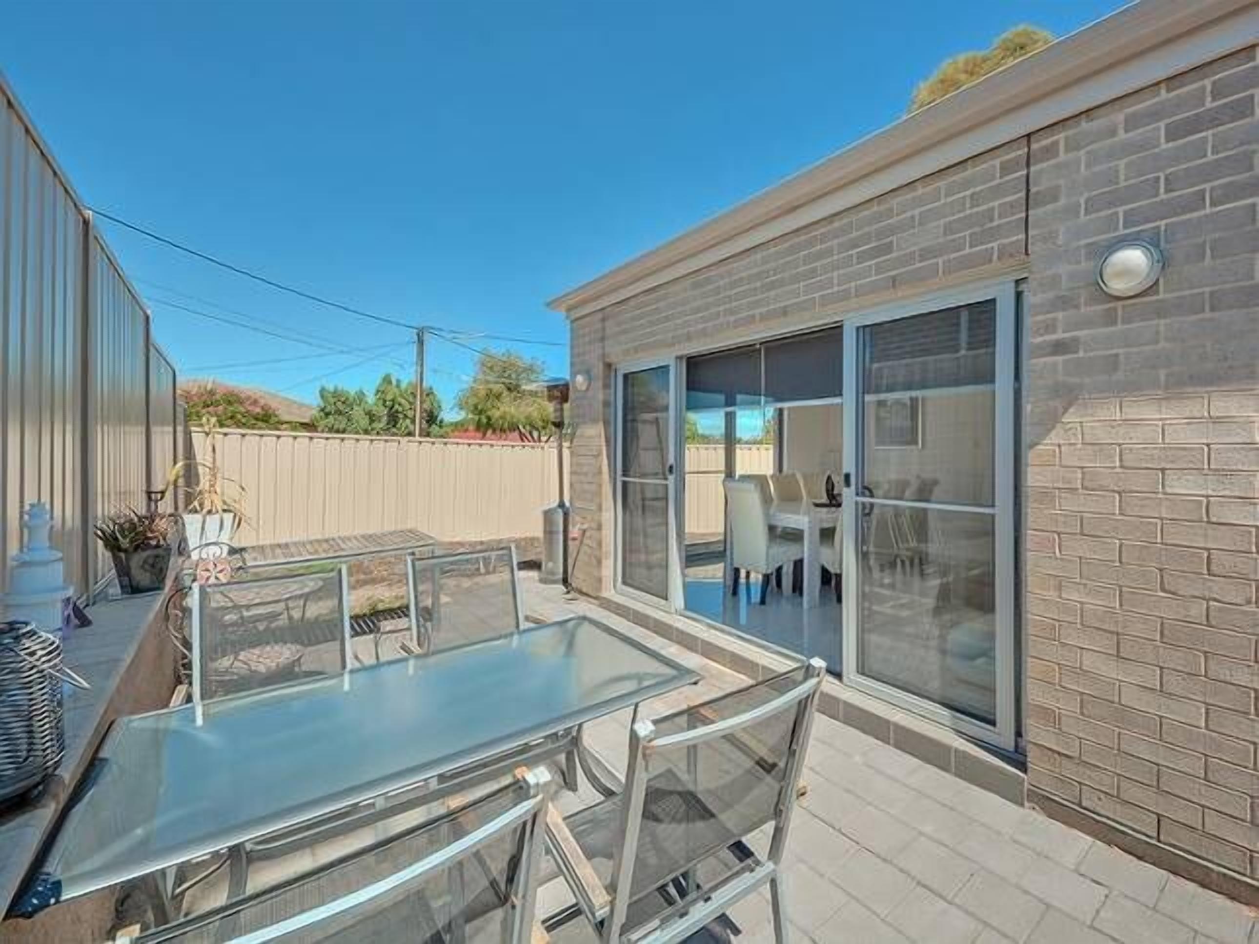 Modern 3BR 2Bath • 10min CBD • Free Parking — image 16