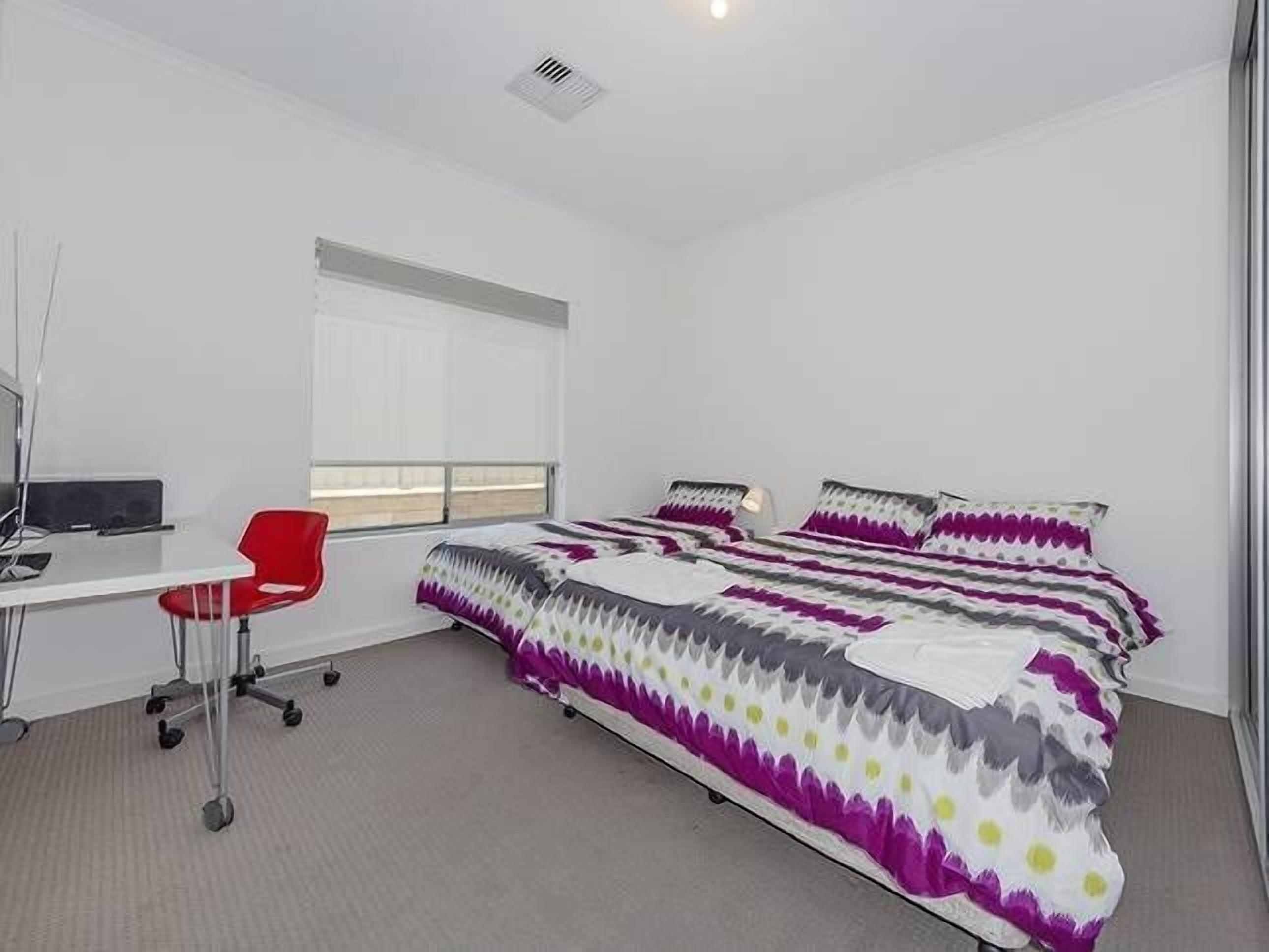 Modern 3BR 2Bath • 10min CBD • Free Parking — image 12