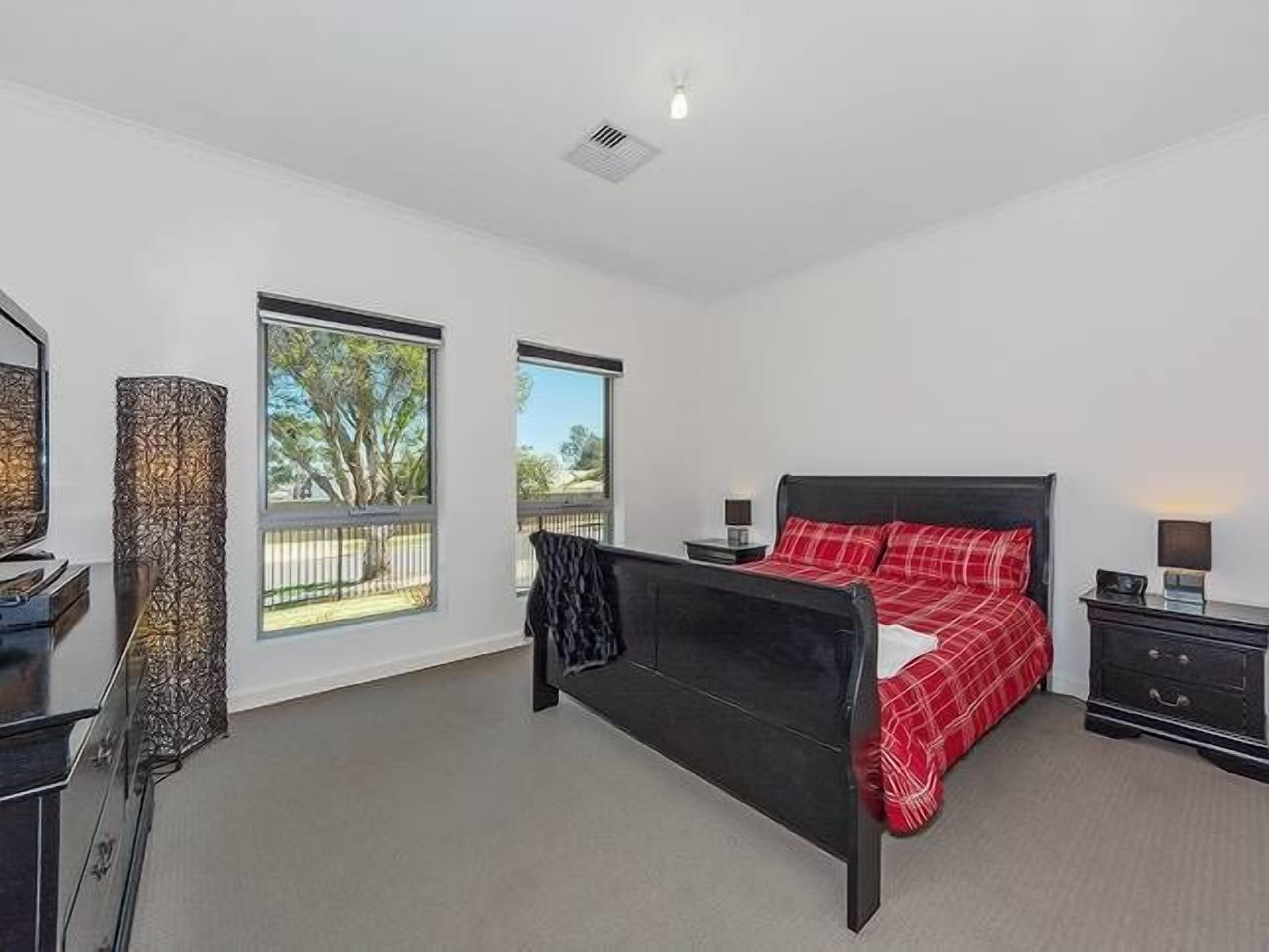Modern 3BR 2Bath • 10min CBD • Free Parking — image 10