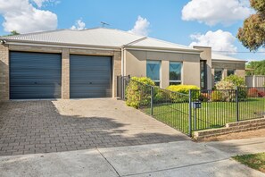 Exterior - Modern 3BR 2Bath • 10min CBD • Free Parking (Enfield)
