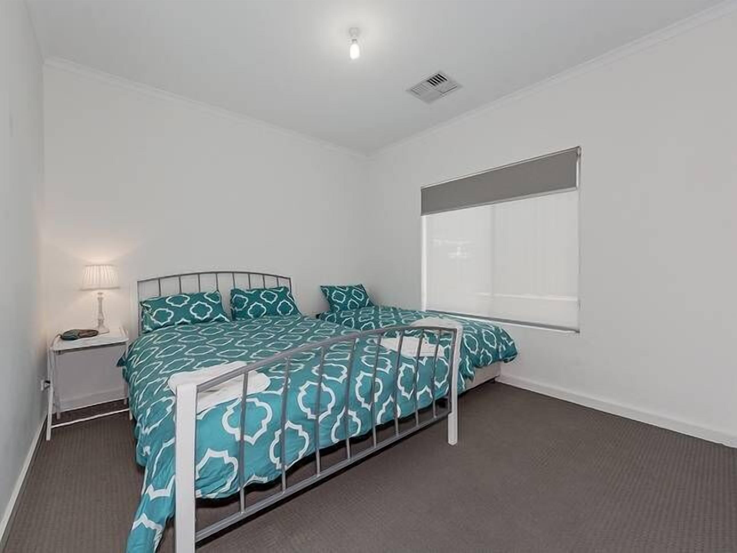 Modern 3BR 2Bath • 10min CBD • Free Parking — image 13