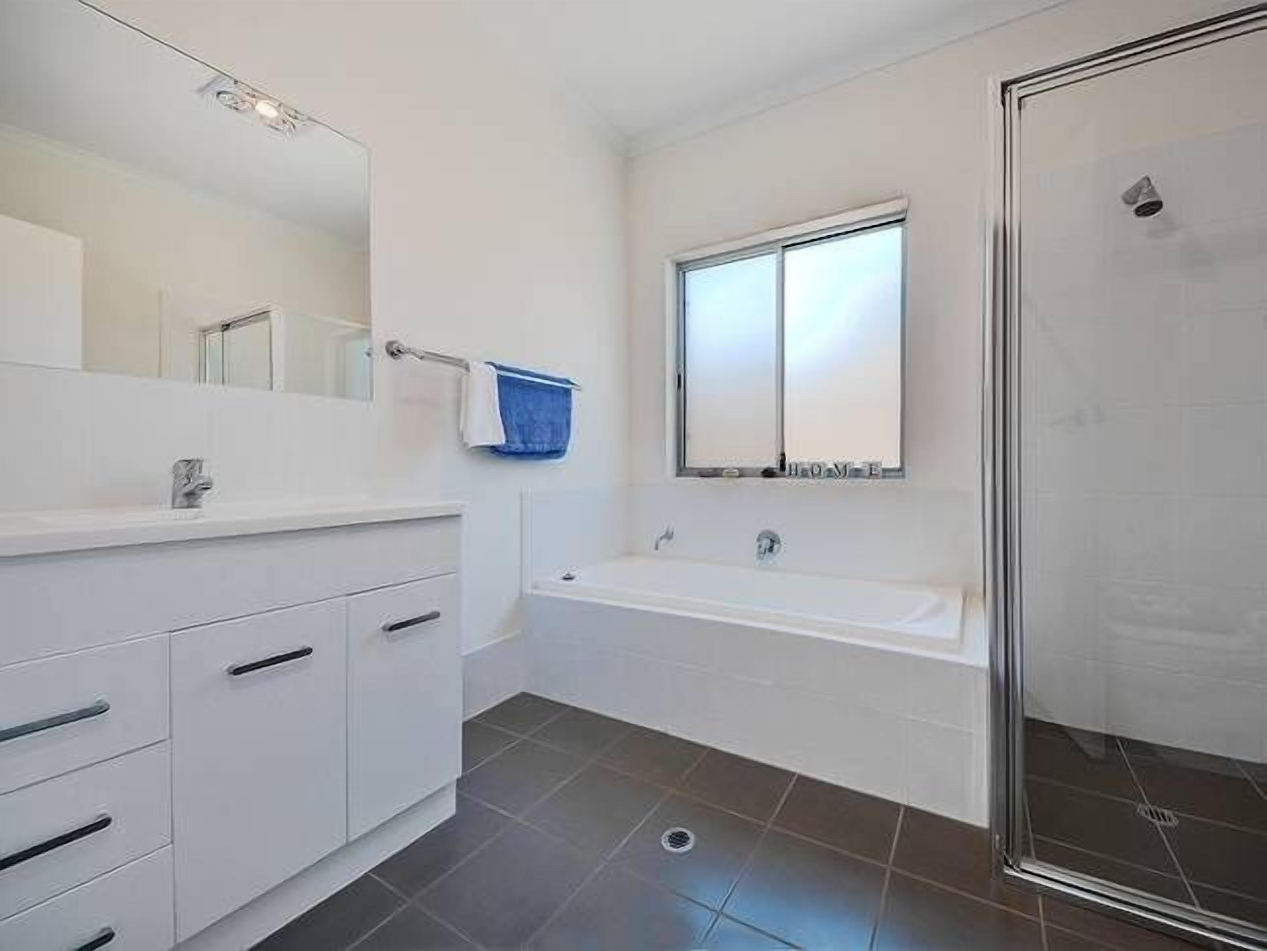 Modern 3BR 2Bath • 10min CBD • Free Parking — image 14