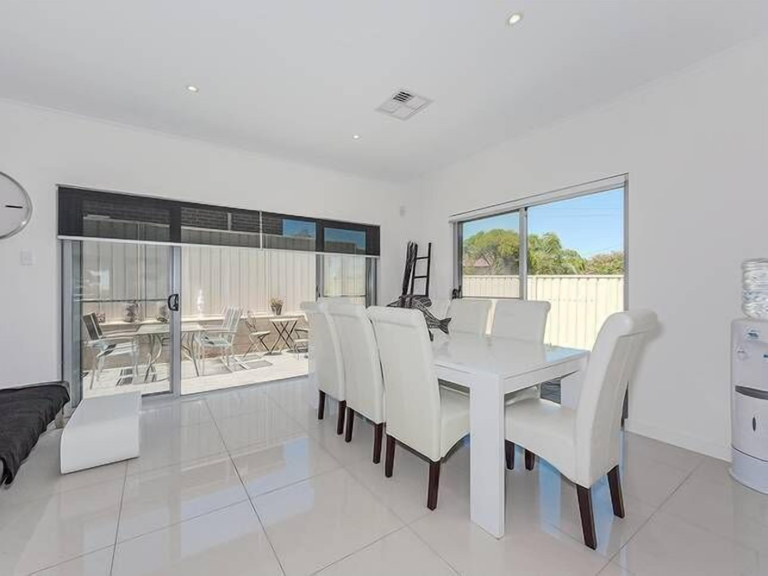Modern 3BR 2Bath • 10min CBD • Free Parking — image 9