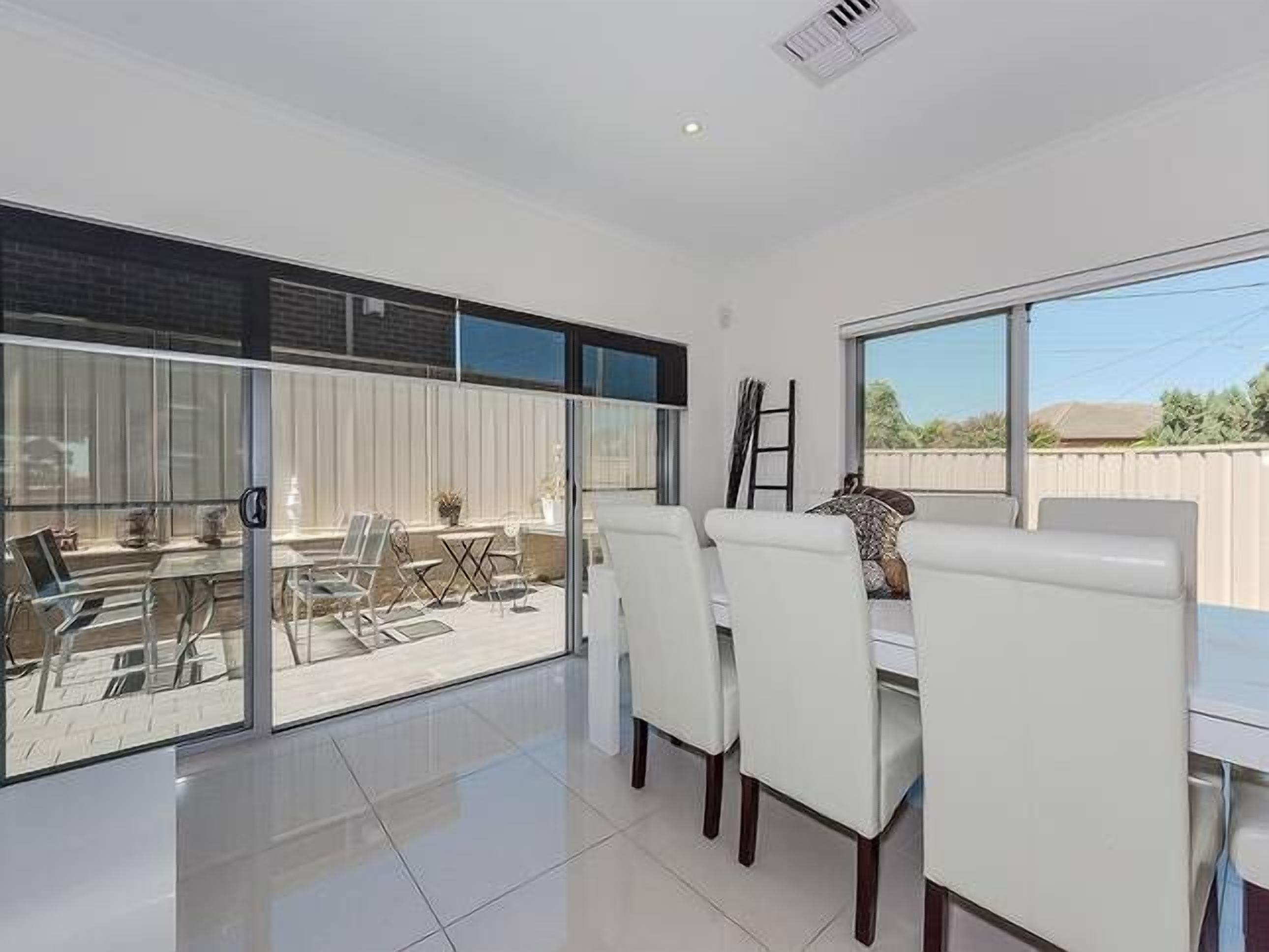 Modern 3BR 2Bath • 10min CBD • Free Parking — image 6
