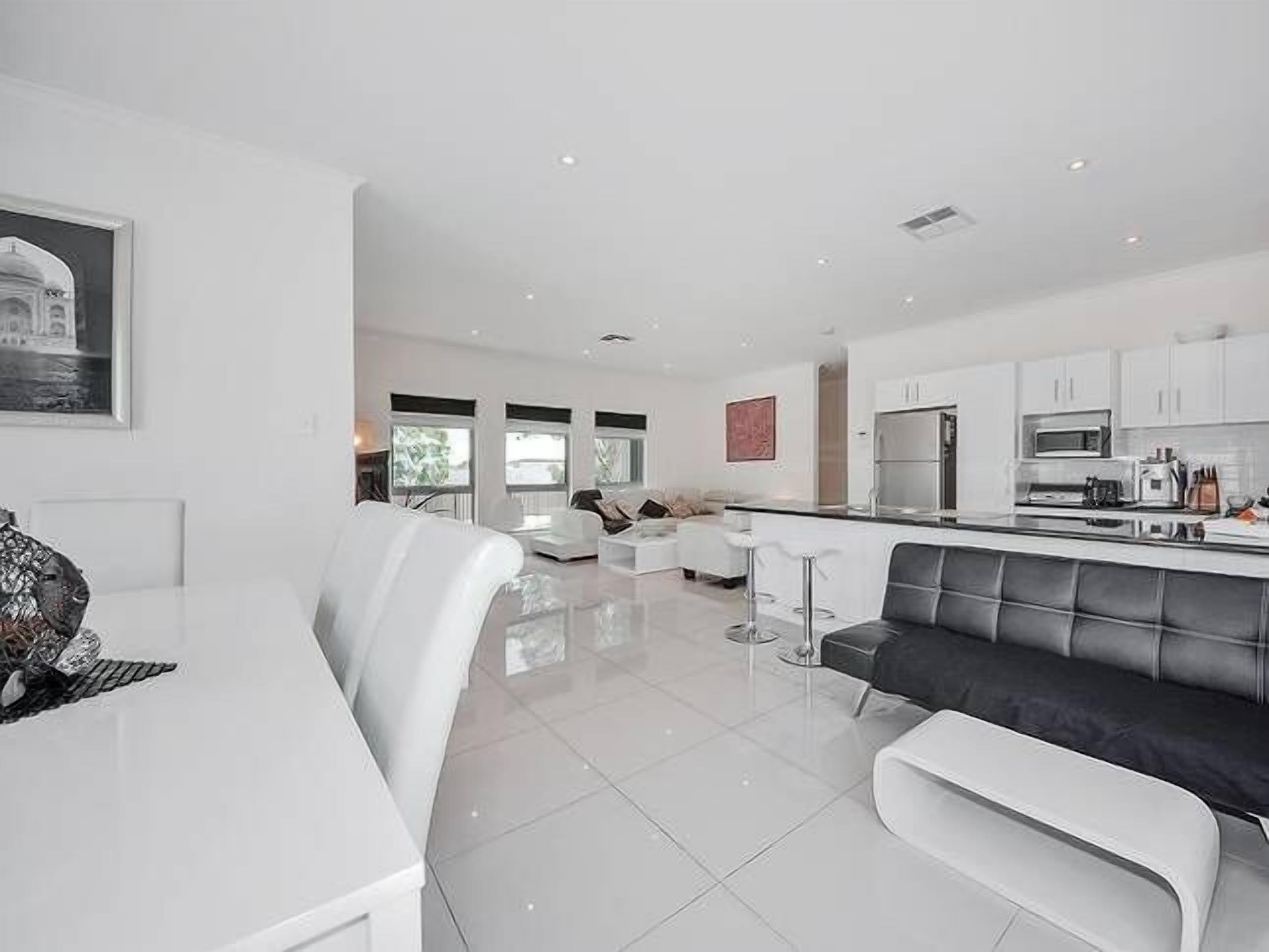 Modern 3BR 2Bath • 10min CBD • Free Parking — image 2