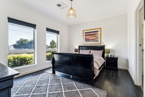 3 soverom, skrivebord, strykejern/-brett og reiseseng for barn