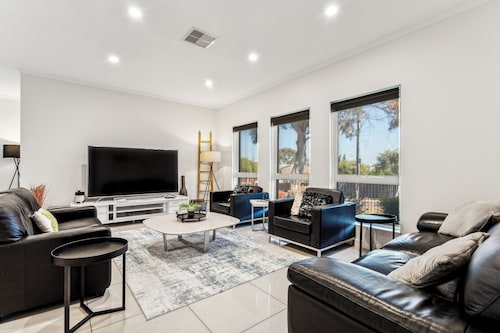 Modern 3BR 2Bath • 10min CBD • Free Parking