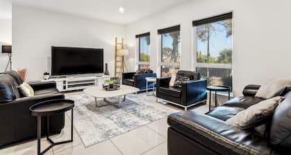 Modern 3BR 2Bath • 10min CBD • Free Parking