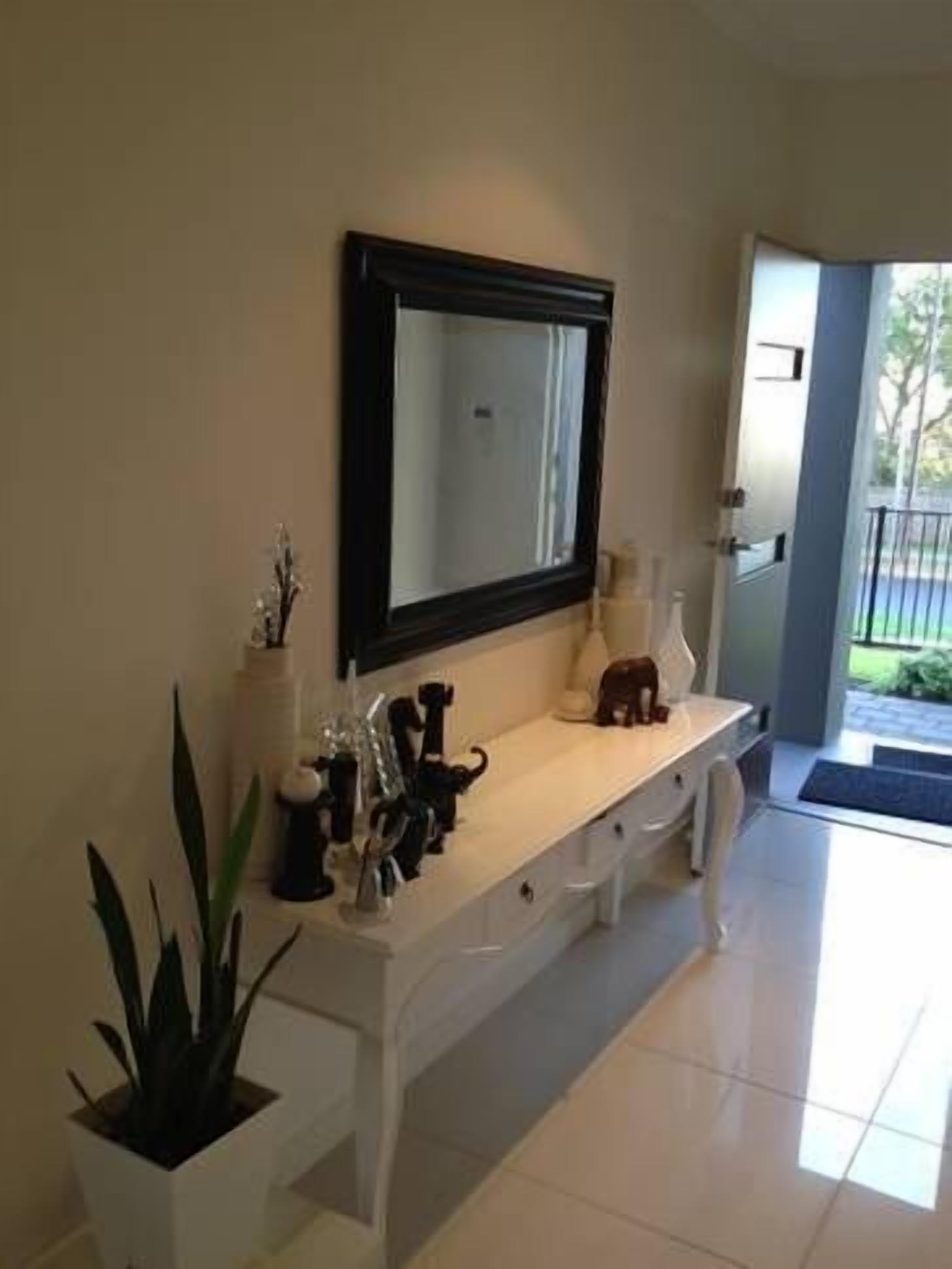 Modern 3BR 2Bath • 10min CBD • Free Parking — image 3
