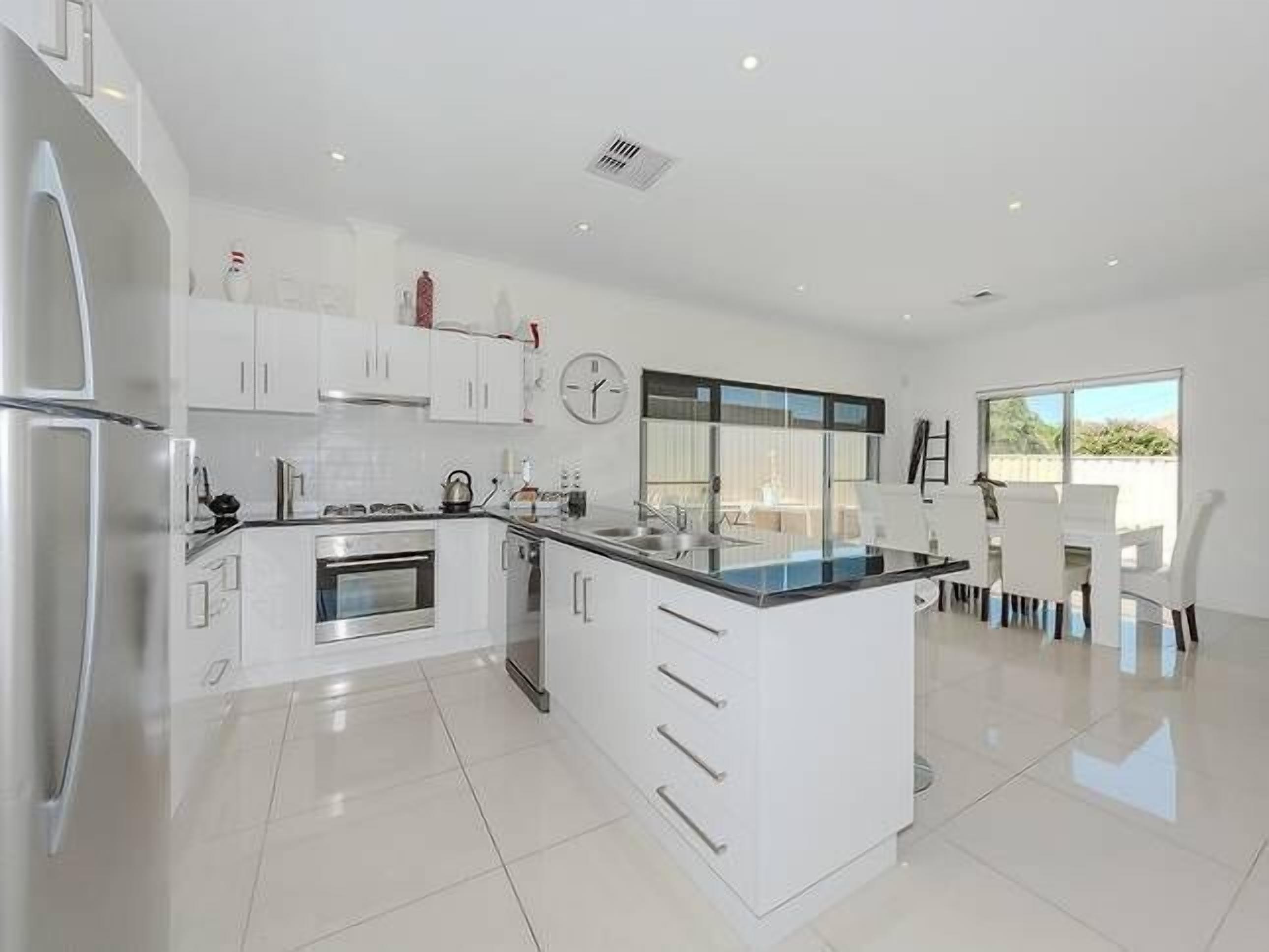Modern 3BR 2Bath • 10min CBD • Free Parking — image 8