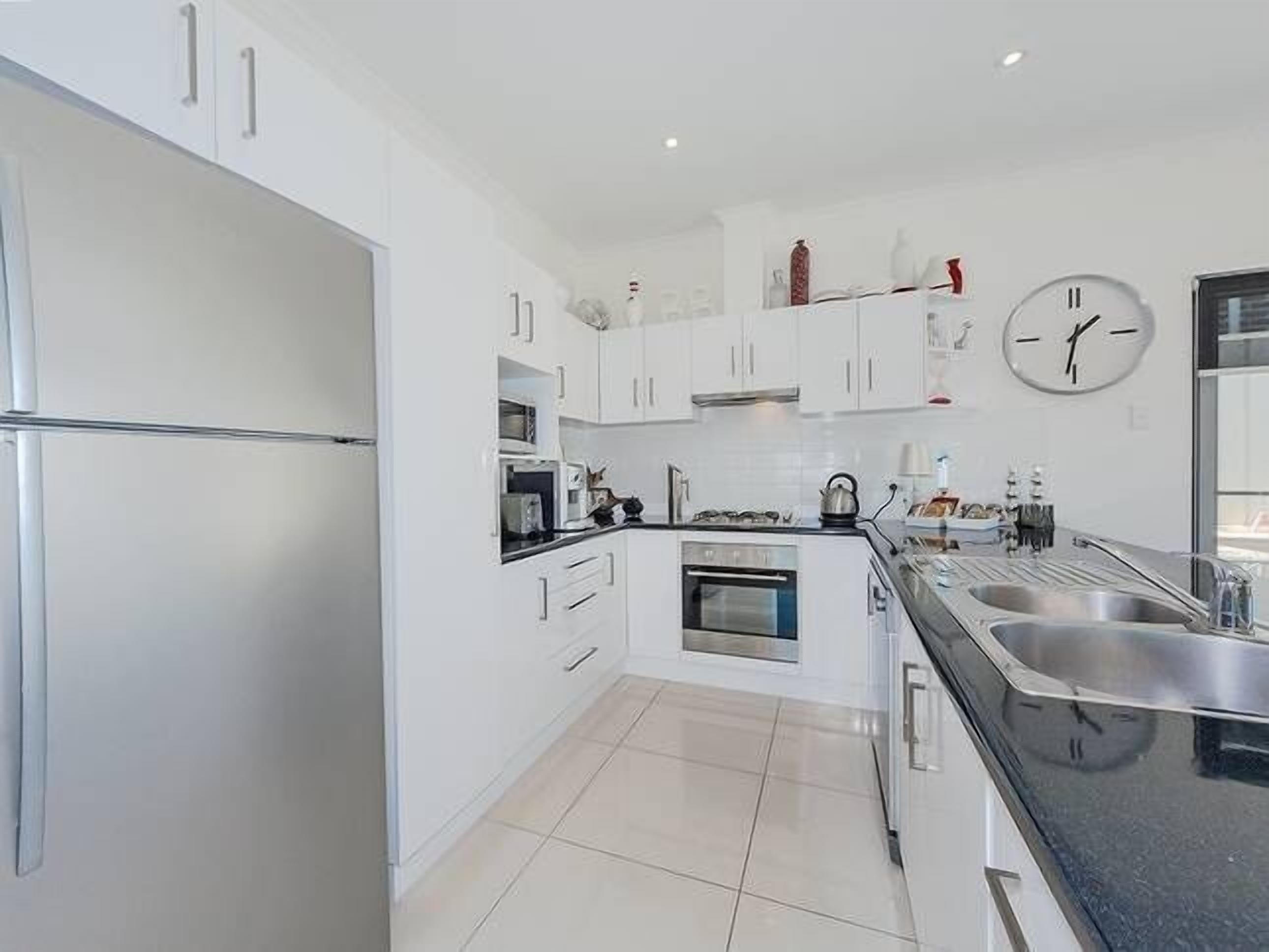 Modern 3BR 2Bath • 10min CBD • Free Parking — image 7