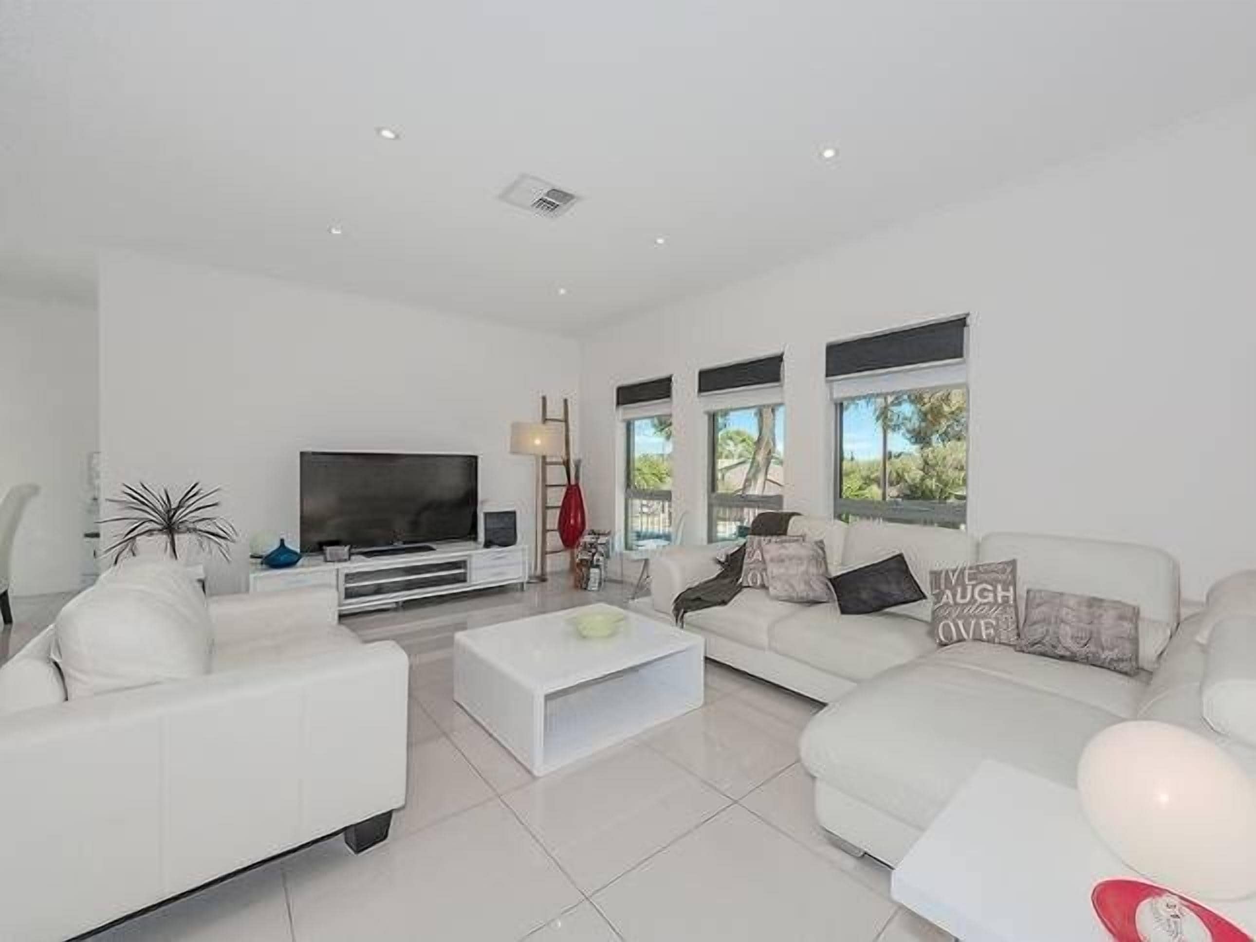 Modern 3BR 2Bath • 10min CBD • Free Parking — image 5
