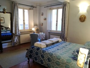 2 soverom, skrivebord, strykejern/-brett og wi-fi (inkludert)