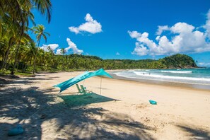 In Strandnähe, Sonnenschirme