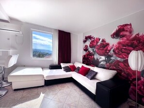 Smart TV - Seaview Luxury PenthouseMaisonette in Panoramic Roof Complex (Balchik)