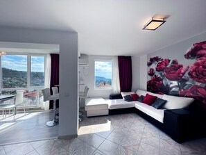 Smart TV - Seaview Luxury PenthouseMaisonette in Panoramic Roof Complex (Balchik)