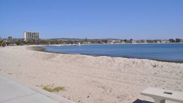 Beach nearby, sun-loungers, beach towels