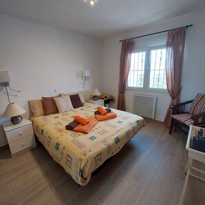 2 makuuhuonetta, silitysrauta/-lauta, vauvan matkasänky, ilmainen Wi-Fi