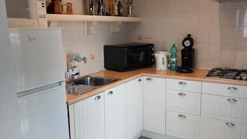 Een koelkast, een magnetron, een oven, een kookplaat