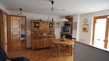 Télévision, livres, chaîne hi-fi