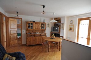 Tv, böcker och en stereo